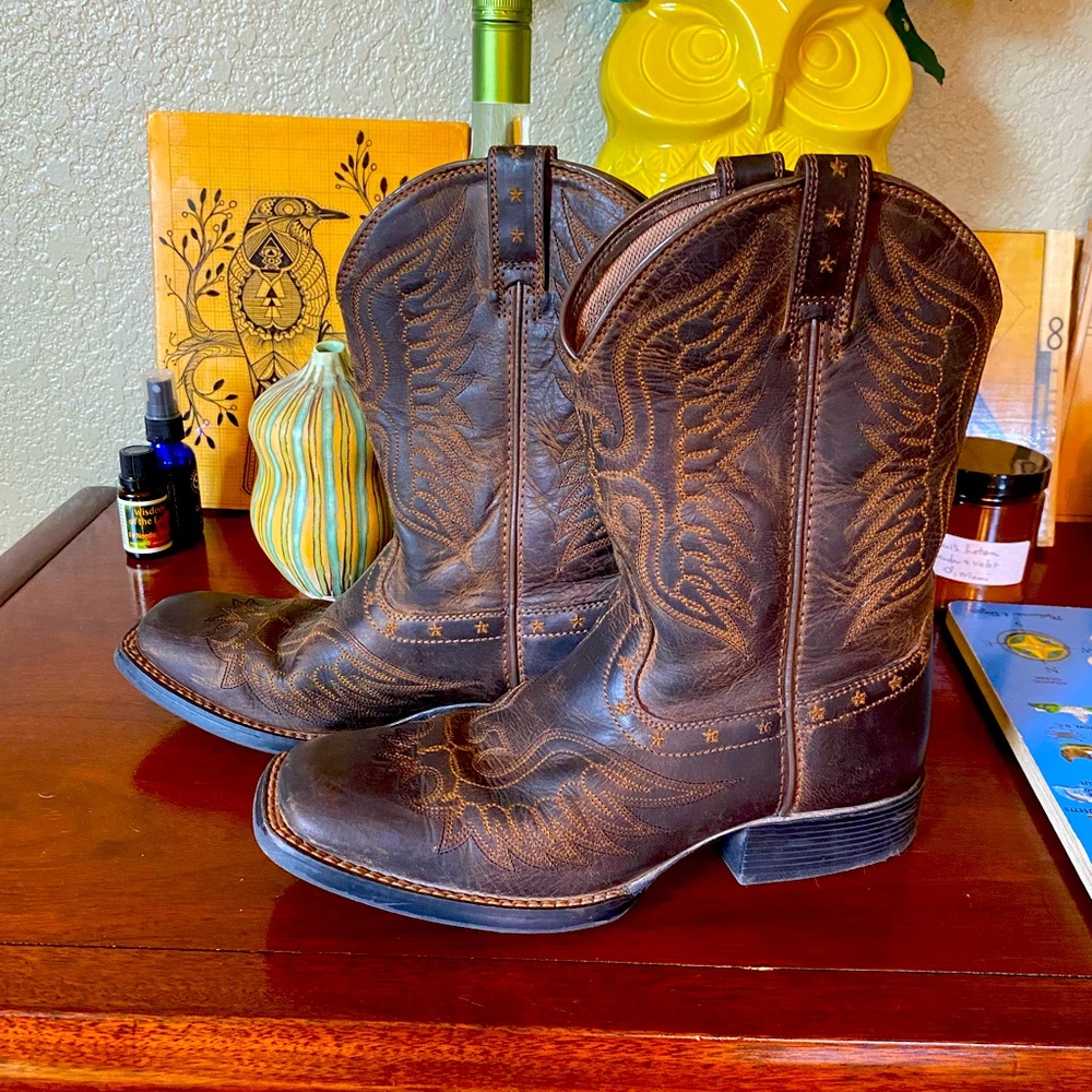 Ariat Unisex size 4 cowboy boots for kids.